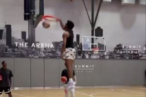 美媒晒布朗尼扣篮视频：穿鞋身高1米88能完成这个扣篮太夸张了