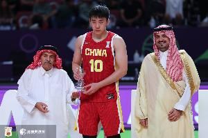 体坛周报：男篮05后青春风暴！王俊杰杨瀚森赵维伦未来联手？