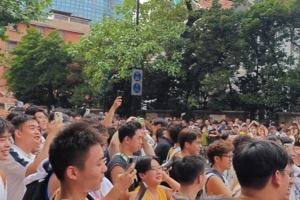 大批球迷等待詹姆斯 高呼：MVP、Cleveland this is for you！