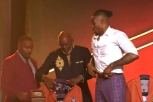 荣耀时刻！霍华德穿上名人堂夹克 “魔兽”满脸笑容难掩喜悦之情