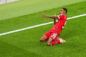 天时地利人和！1.45亿伊萨克斩首球，埃基蒂克染红送标王战劲敌？