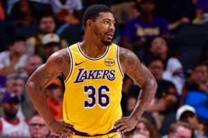 光顾着摔了！斯玛特6中3&三分3中0拿9分1断 有3次失误4次犯规