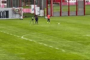 好消息！记者：穆西亚拉在小腿骨折后首次重返球场进行恢复训练