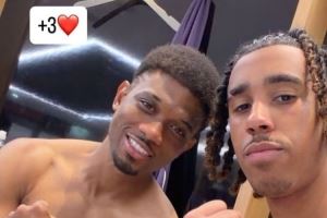 力克布莱顿！约罗社媒晒赛后更衣室与阿玛德赤裸上身自拍：+3分