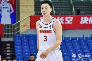 胡中锋!全运会首战胡明轩贡献7分5板3助4断 官网给的位置是中锋