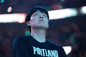 就这么打！杨瀚森卡位奋力保护后场篮板 并造成对手犯规